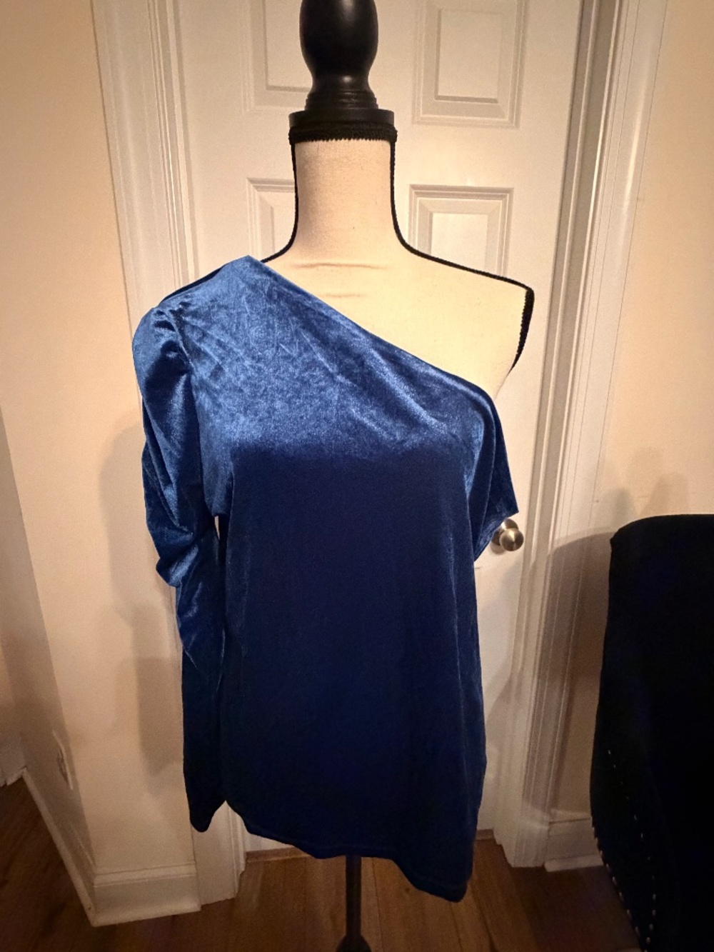 NYC Women's One-Shoulder Velvet Top